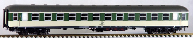 Passenger car 2nd class type Bum in POP livery<br /><a href='images/pictures/LS_Models/46125.jpg' target='_blank'>Full size image</a>
